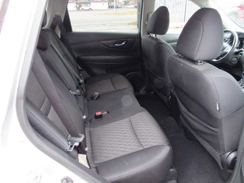 Used 2017 Nissan Rogue SV image 9