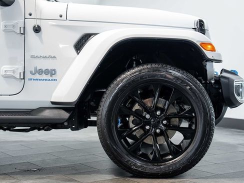 Used 2023 Jeep Wrangler Unlimited Sahara w/ Cold Weather Group AWD/4WD image 9