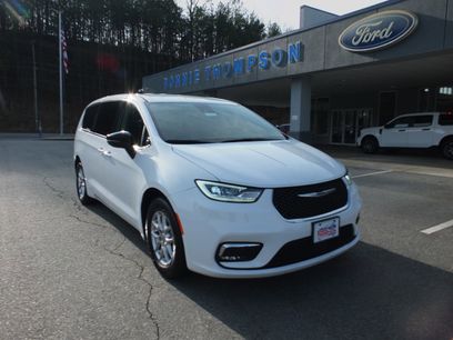 Used 2024 Chrysler Pacifica Touring-L