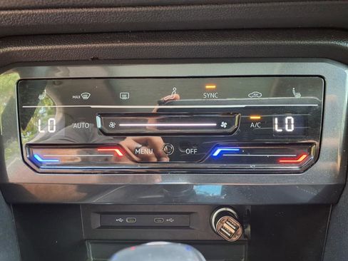 Used 2022 Volkswagen Tiguan SE w/ Panoramic Sunroof Package image 25