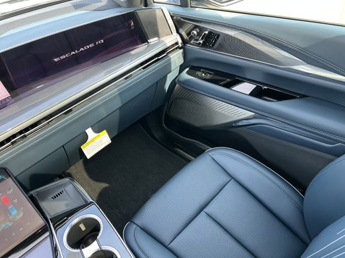 New 2025 Cadillac Escalade IQ Sport 2 w/ LPO, ONYX Package image 21