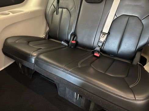 Used 2023 Chrysler Pacifica Touring-L image 14