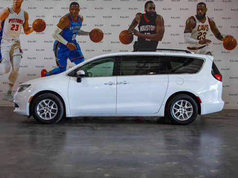 Used 2017 Chrysler Pacifica Touring image 16