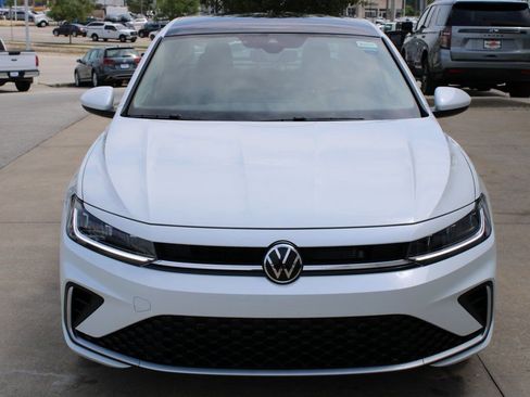 Used 2025 Volkswagen Jetta SE FWD image 2