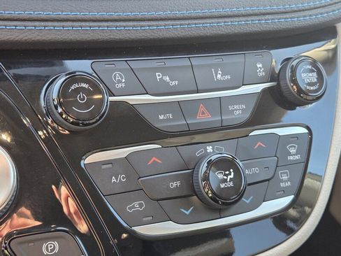 Used 2021 Chrysler Pacifica Touring image 20