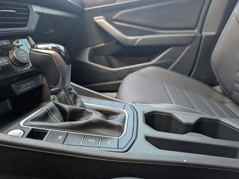 Used 2024 Volkswagen Jetta SE w/ Panoramic Sunroof Package FWD image 19