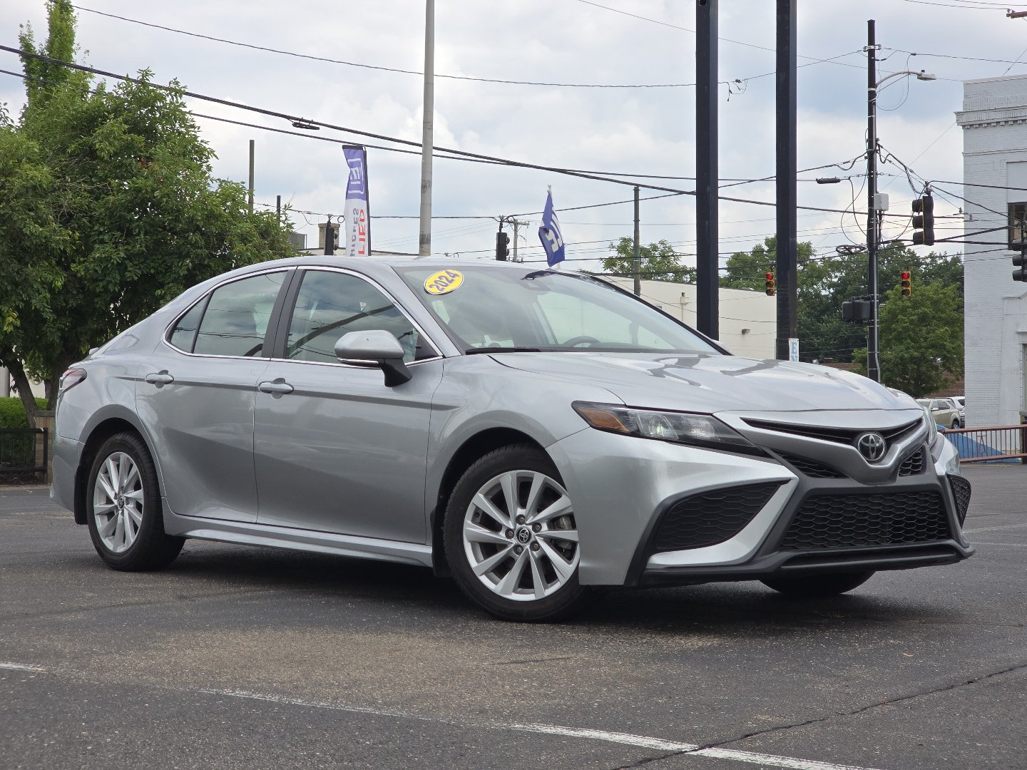 Used 2024 Toyota Camry SE FWD image 2