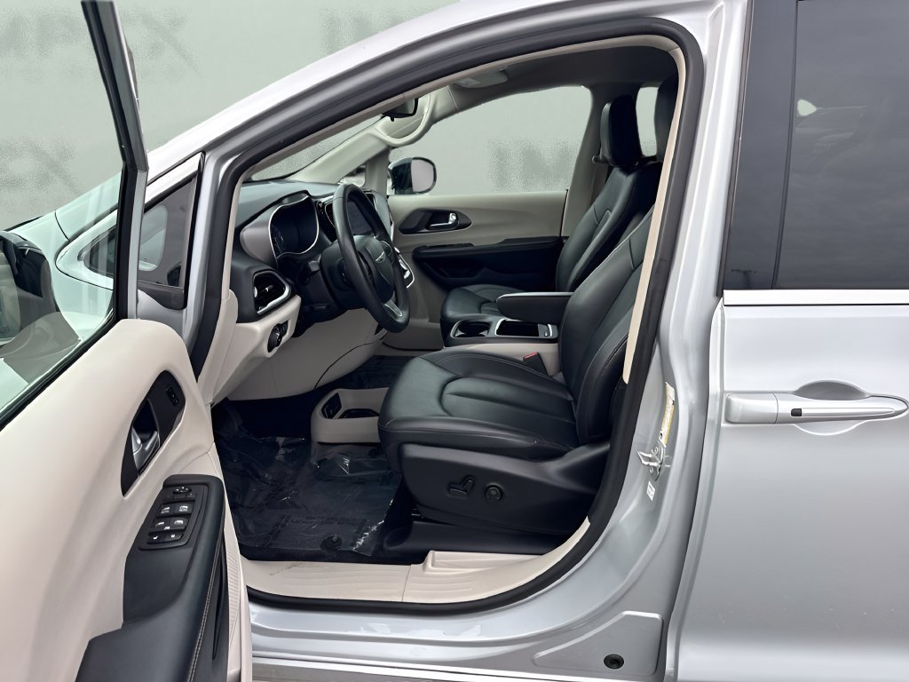Used 2024 Chrysler Pacifica Touring-L FWD image 9