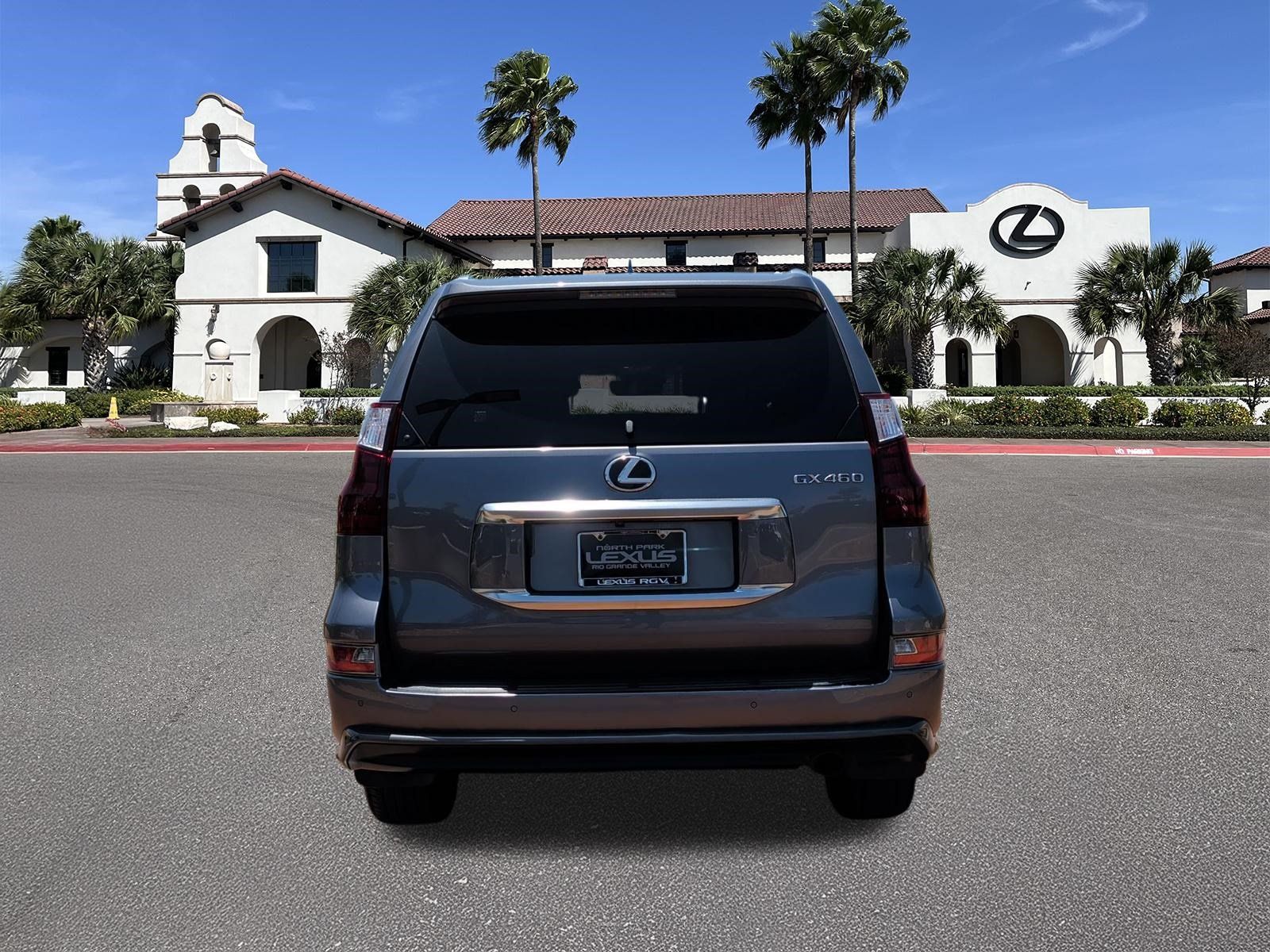 Used 2022 Lexus GX 460 Premium w/ Accessory Package AWD/4WD image 3
