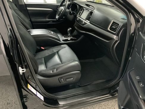 Used 2017 Toyota Highlander XLE image 24