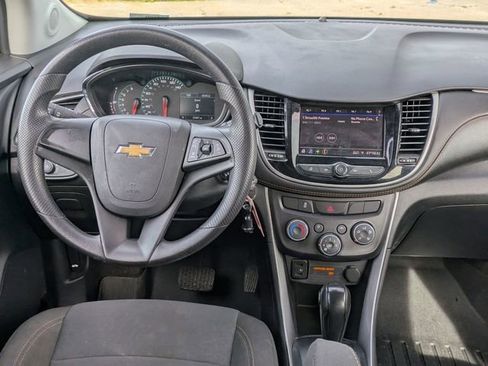 Used 2022 Chevrolet Trax LS image 25
