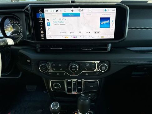 New 2025 Jeep Gladiator Sport image 18