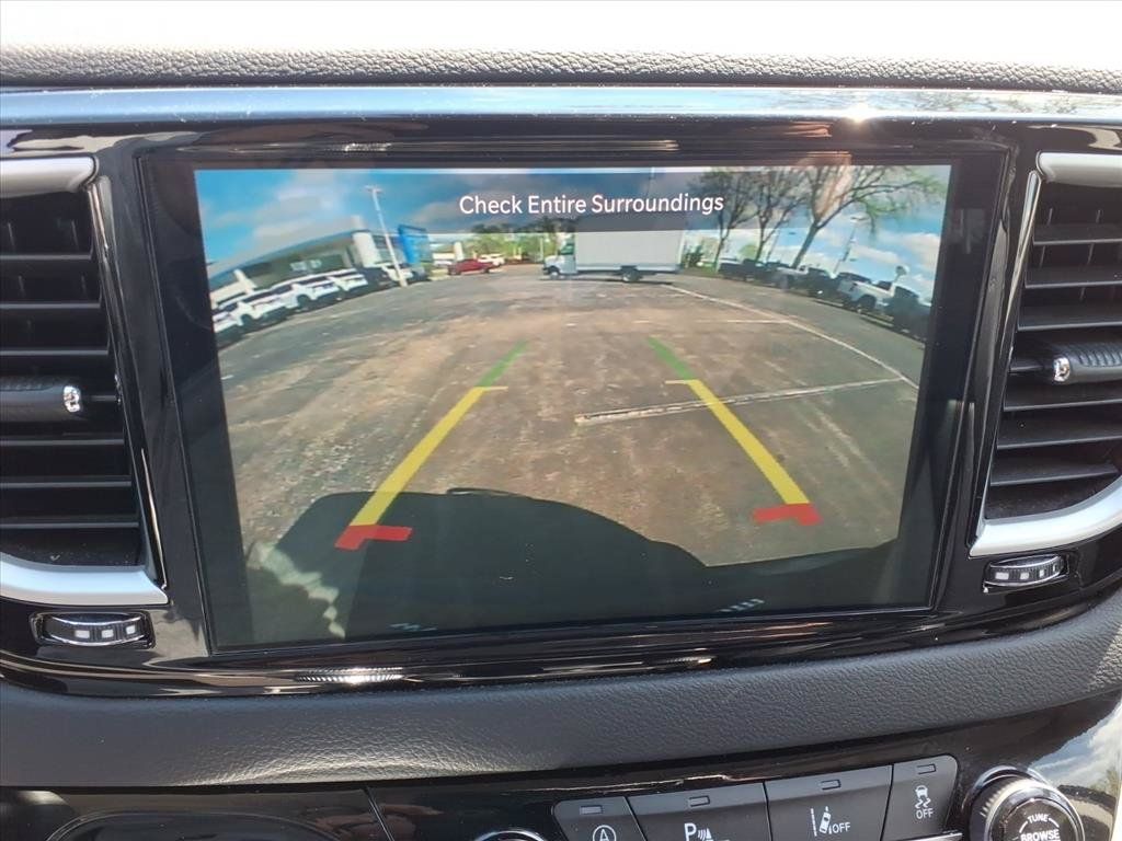 Used 2024 Chrysler Pacifica Touring-L FWD image 10