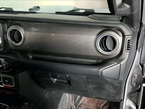 Used 2018 Jeep Wrangler Unlimited Sahara AWD/4WD image 19