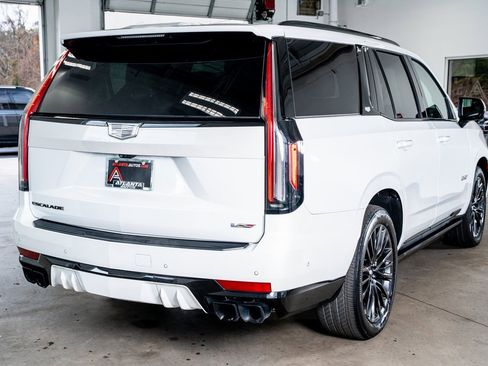 Used 2023 Cadillac Escalade V w/ LPO, ONYX Package image 6