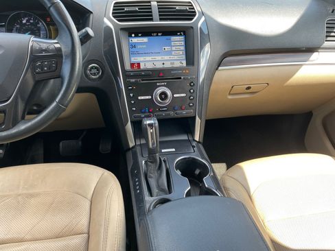 Used 2017 Ford Explorer Limited image 11