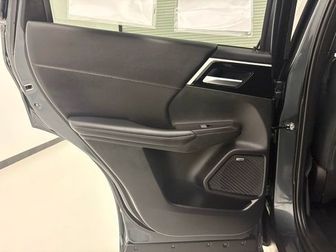 Used 2025 Mitsubishi Outlander SE FWD image 27