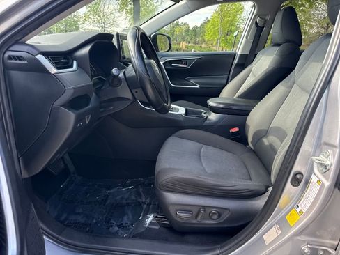 Used 2020 Toyota RAV4 XLE image 13