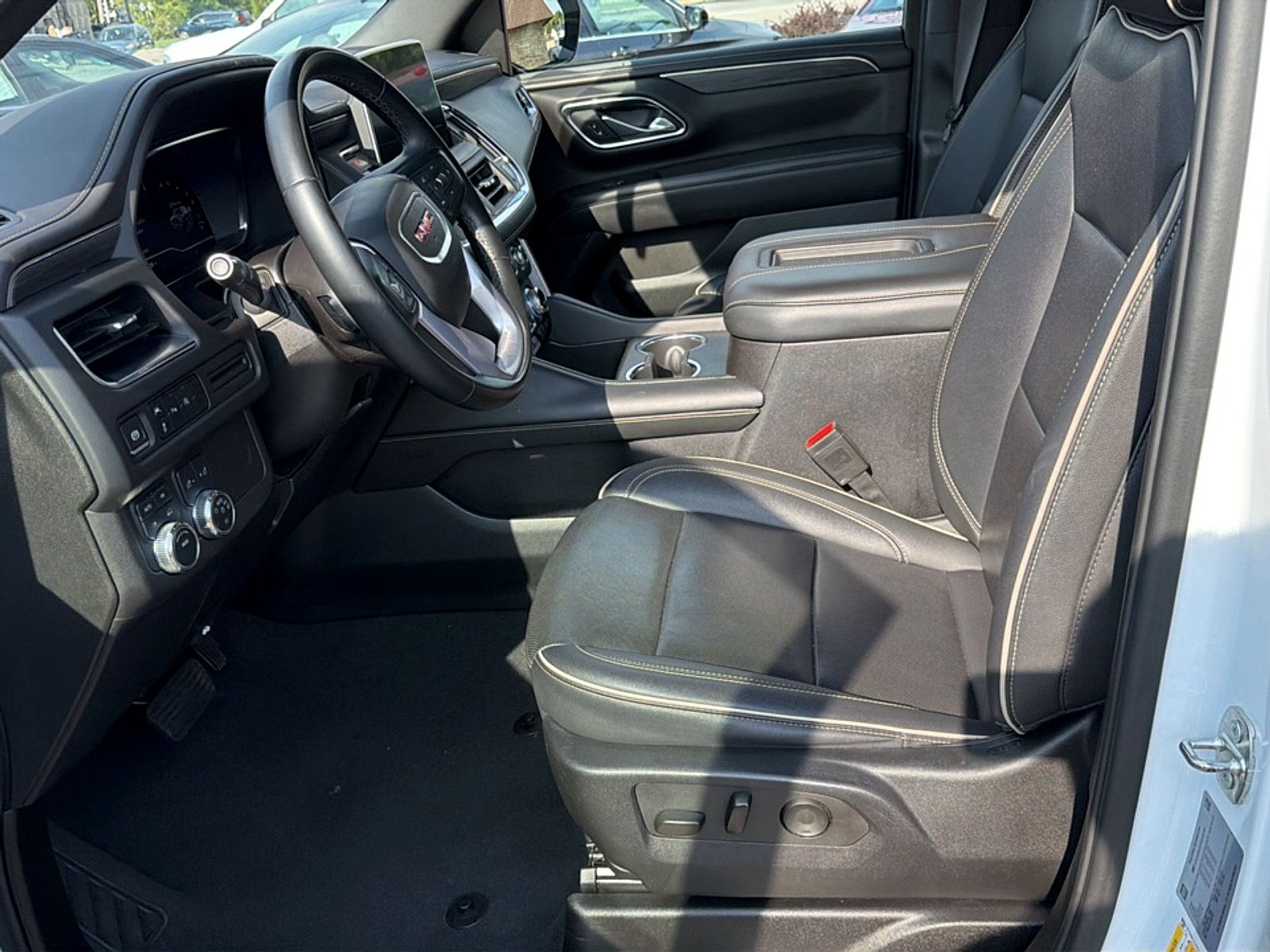 Used 2024 GMC Yukon SLT AWD/4WD image 15