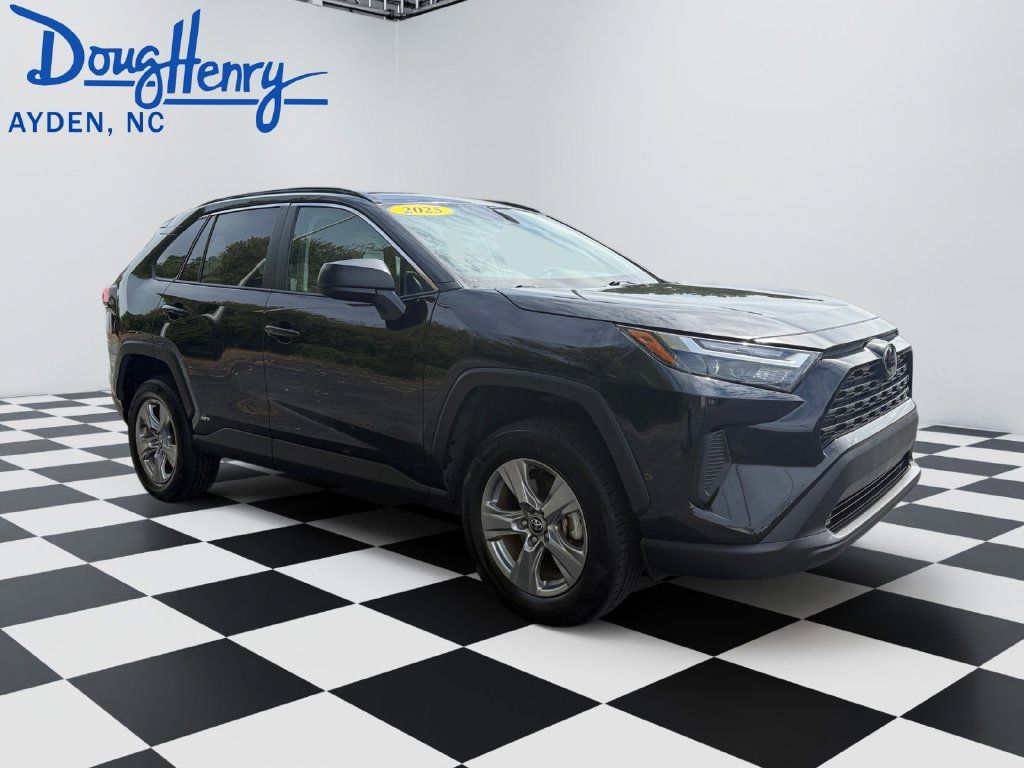 Used 2025 Toyota RAV4 LE AWD/4WD image 7