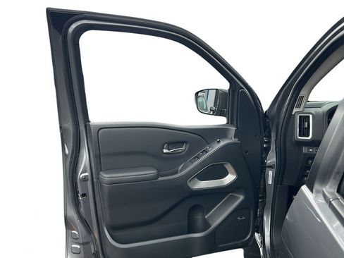 Used 2025 Nissan Frontier SV w/ SV Convenience Package RWD image 10