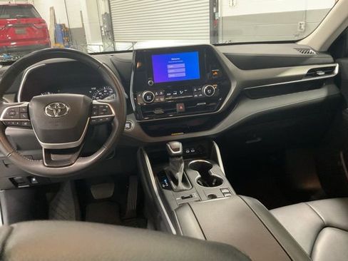 Used 2023 Toyota Highlander XLE image 12