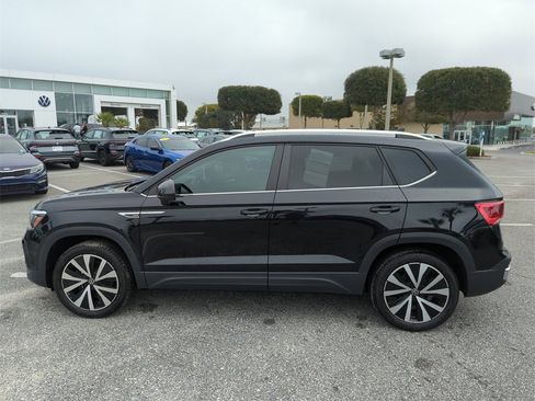 Used 2022 Volkswagen Taos SE w/ Panoramic Sunroof Package image 11