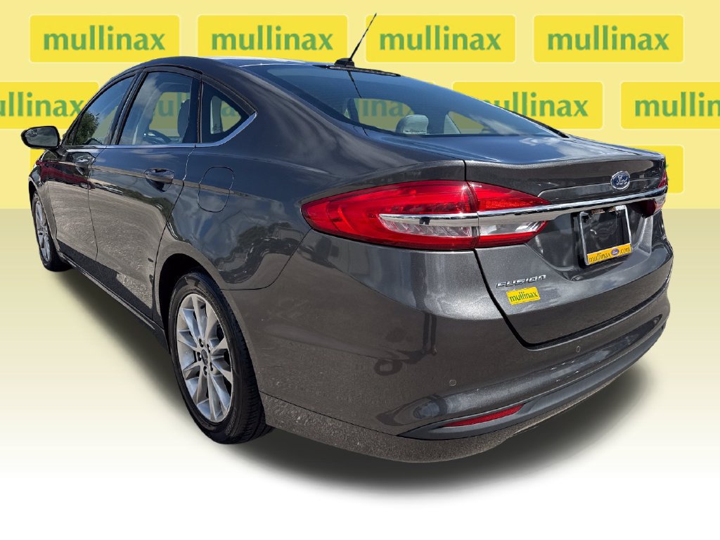 Used 2017 Ford Fusion SE w/ Fusion SE Technology Package FWD image 8