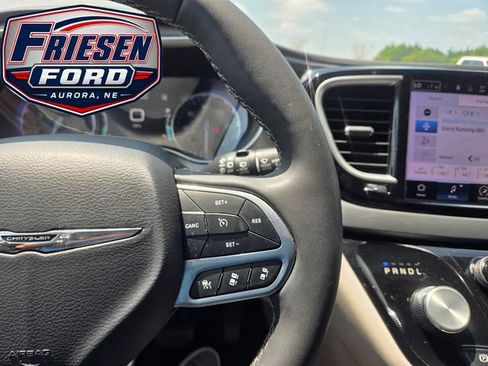 Used 2023 Chrysler Pacifica Touring-L FWD image 16