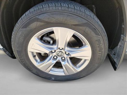 Used 2022 Toyota RAV4 XLE w/ Convenience Package FWD image 9