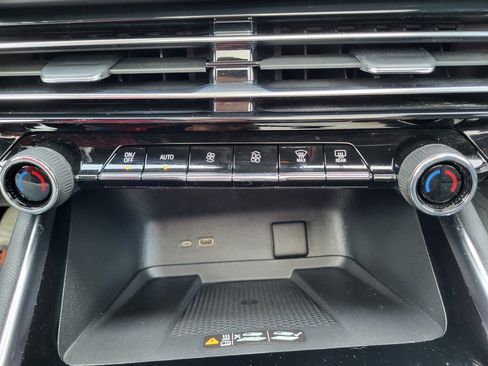 Used 2024 Chevrolet Traverse RS image 50