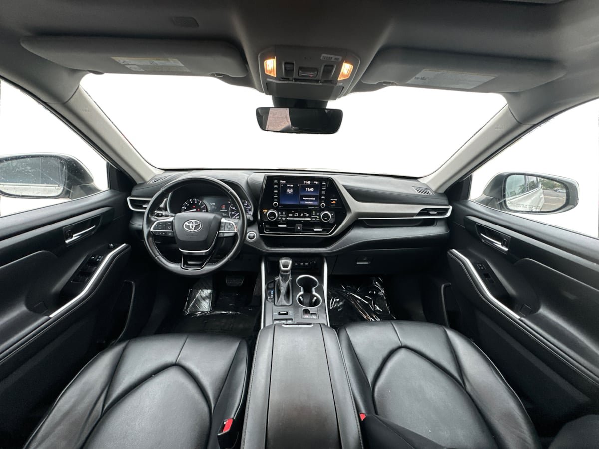Used 2020 Toyota Highlander XLE AWD/4WD image 13