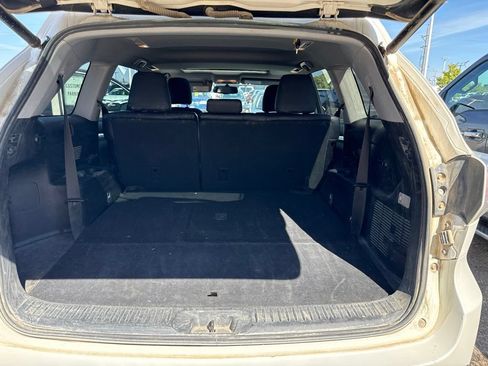 Used 2014 Toyota Highlander XLE FWD image 12