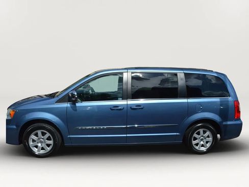 Used 2012 Chrysler Town & Country Touring w/ Entertainment Group #1 FWD image 5