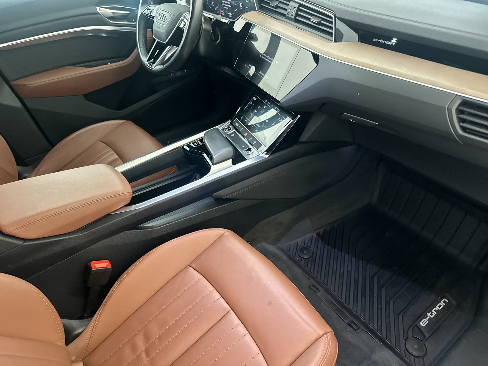 Used 2024 Audi Q8 e-tron Premium AWD/4WD image 16