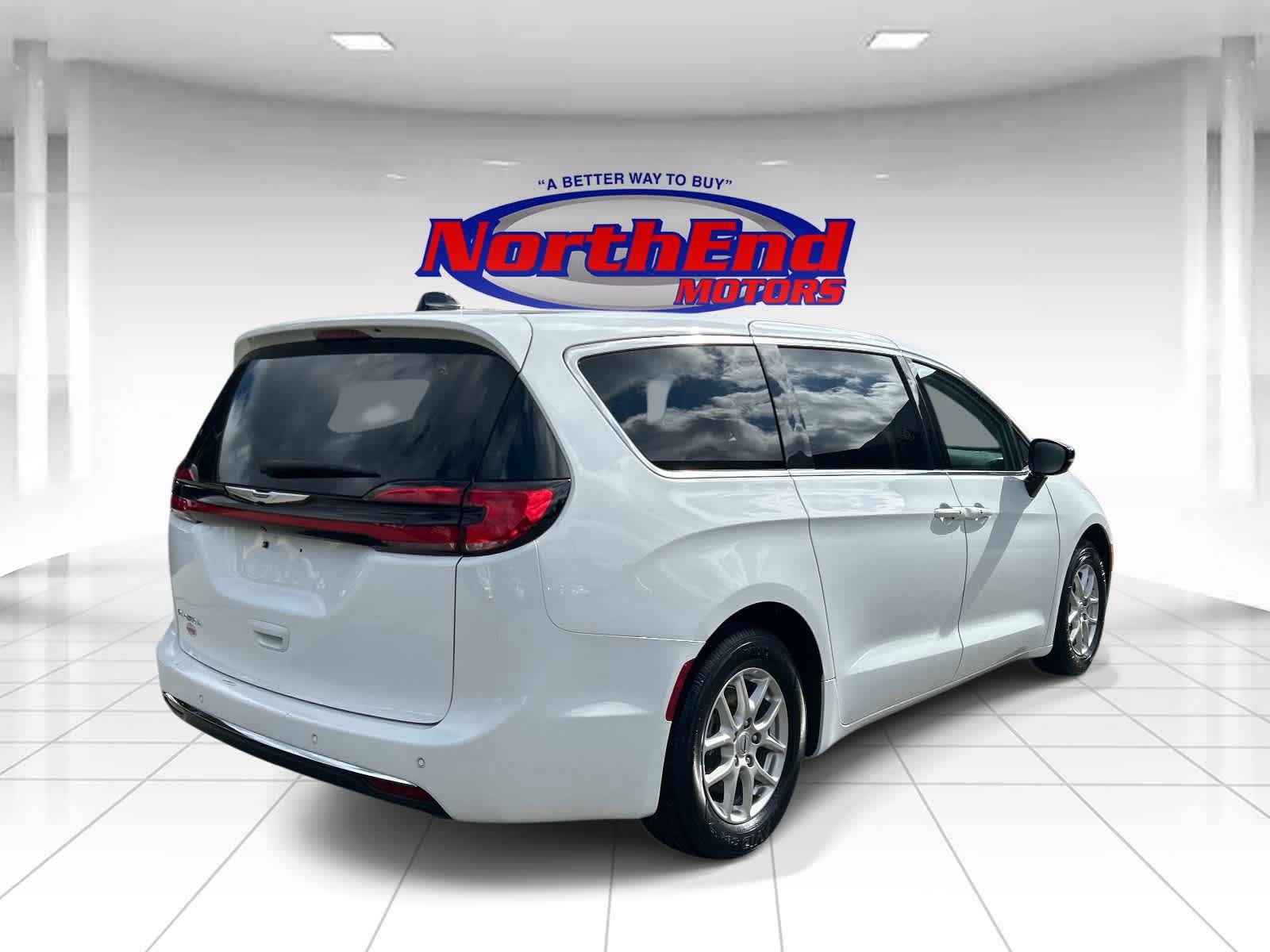 Used 2024 Chrysler Pacifica Touring-L FWD image 2