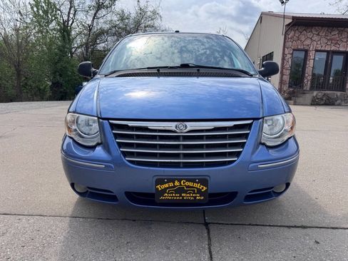 Used 2007 Chrysler Town & Country Limited image 2