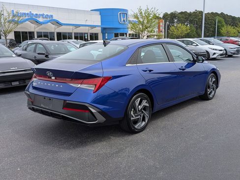 Used 2025 Hyundai Elantra SEL FWD image 3