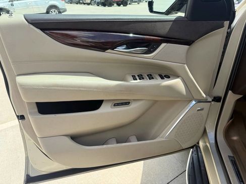 Used 2015 Cadillac Escalade Luxury image 22