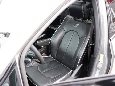 Used 2025 Chrysler Pacifica Limited image 11