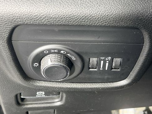 Used 2023 Jeep Grand Cherokee Laredo w/ Luxury Tech Group I AWD/4WD image 10