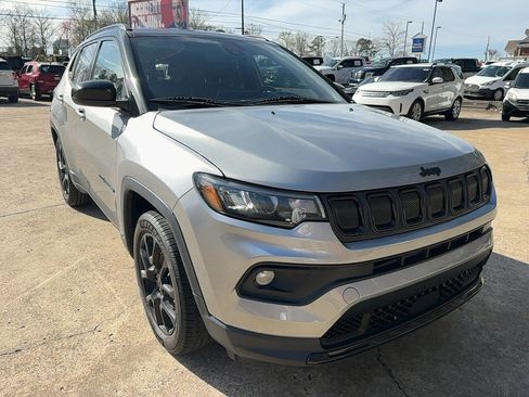 Used 2022 Jeep Compass Latitude image 2