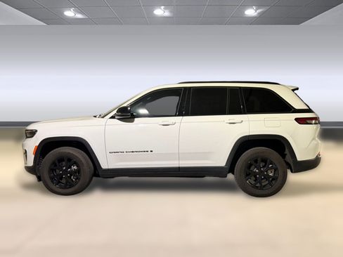 Used 2024 Jeep Grand Cherokee Altitude AWD/4WD image 2