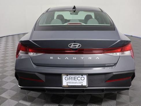 Certified 2024 Hyundai Elantra SE FWD image 7