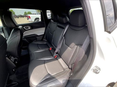 Used 2025 Jeep Compass Limited image 10