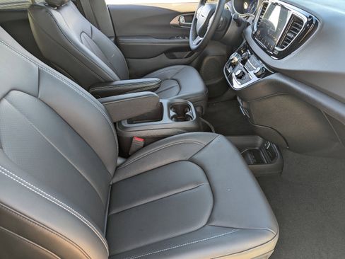 New 2026 Chrysler Voyager LX image 8