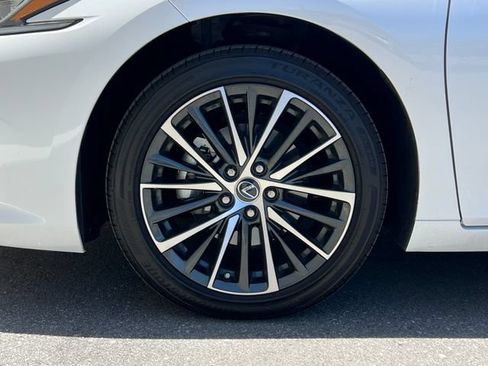 Used 2025 Lexus ES 350 w/ Premium Package FWD image 11