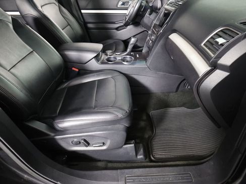 Used 2017 Ford Explorer XLT w/ Equipment Group 202A image 27
