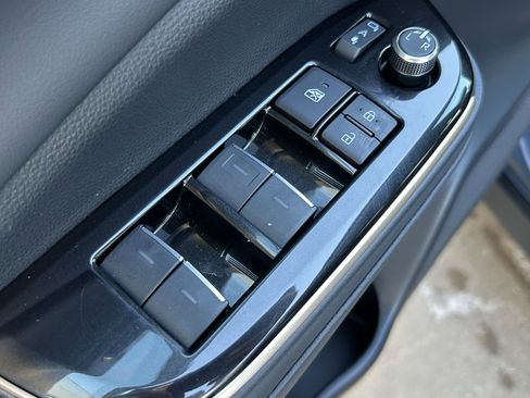 Certified 2025 Toyota Crown Signia image 18