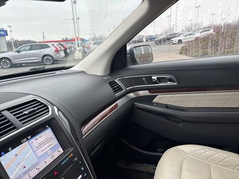 Used 2019 Ford Explorer Platinum image 24